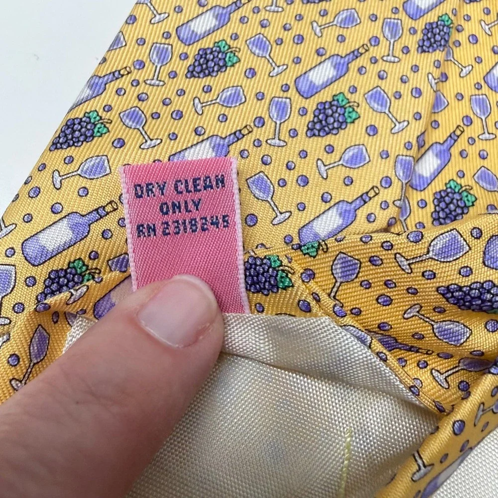 Vineyard Vines Silk Tie Mens Yellow Wine Bottle Grapes Preppy OS